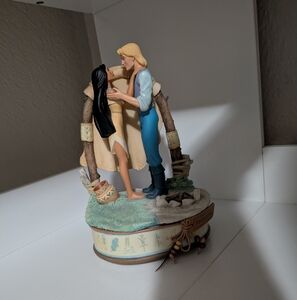 Disney Pocahontas Music Figurine Excellent condition. music works. vintage.